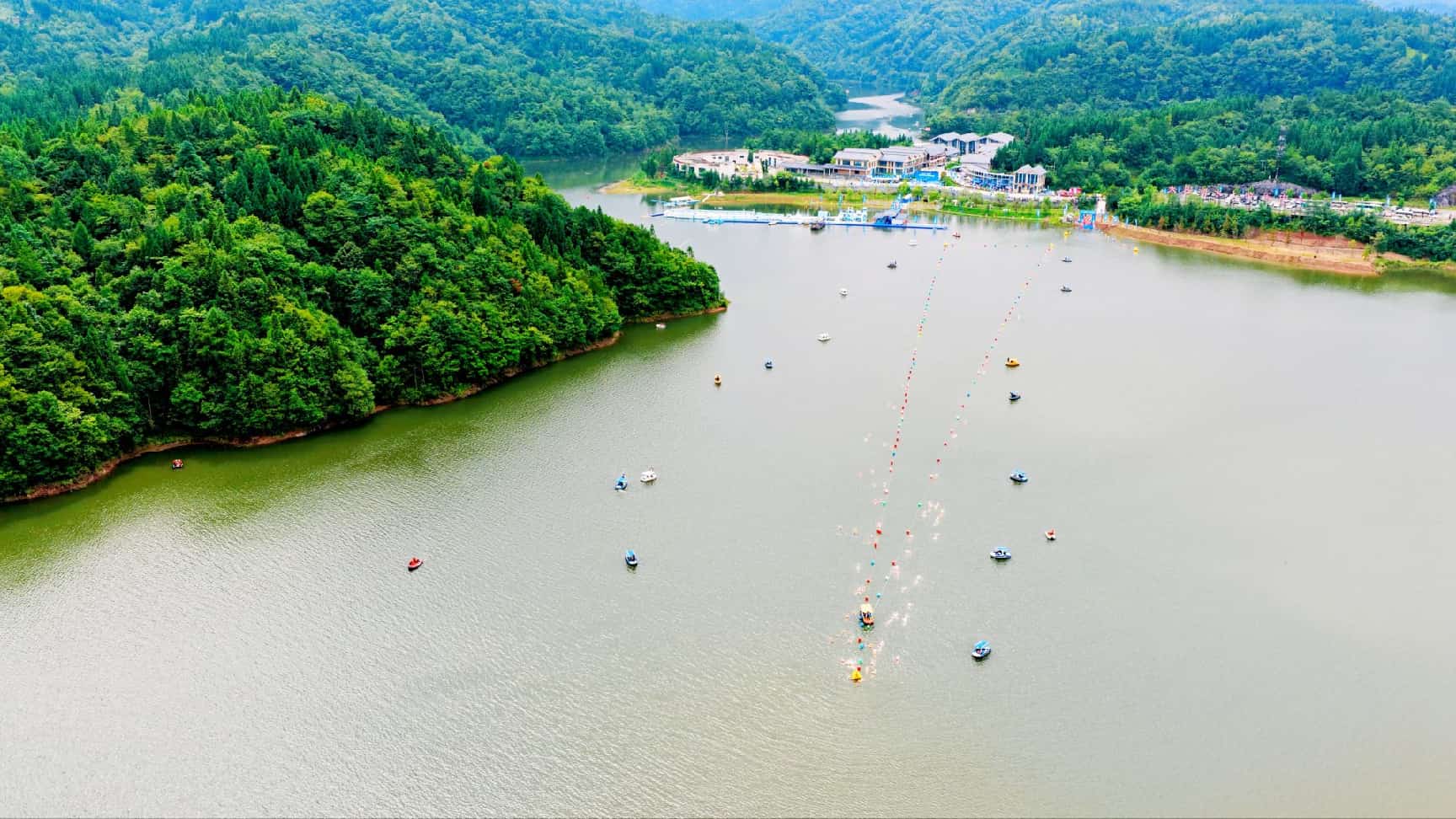 太阳湖畔逐碧浪 重庆公开水域游泳比赛石柱开赛
